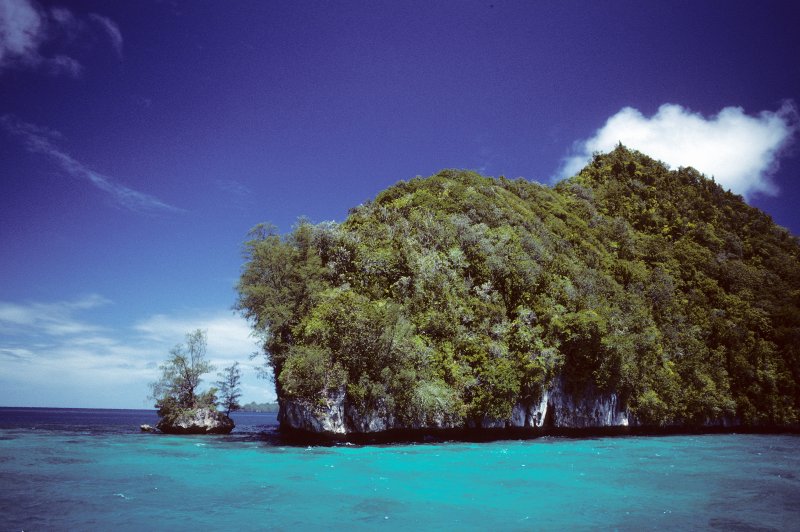 1990-024-03 Rock islands. (Foto: CC/Flickr.com | August Rode)