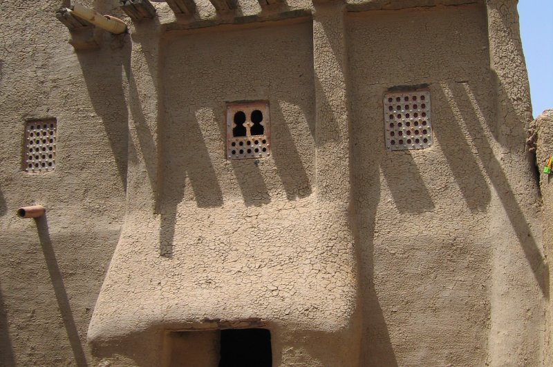 Building in Djenne with typical entrance. (Foto: CC/Flickr.com | Erwin Bolwidt)