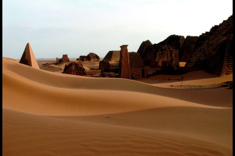 -Dunes versus pyramids-. (Foto: CC/Flickr.com | Vit Hassan)