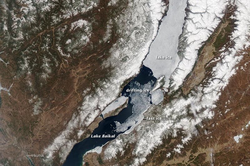 Ice Melting on Lake Baikal. (Foto: CC/Flickr.com | NASA Earth Observatory)