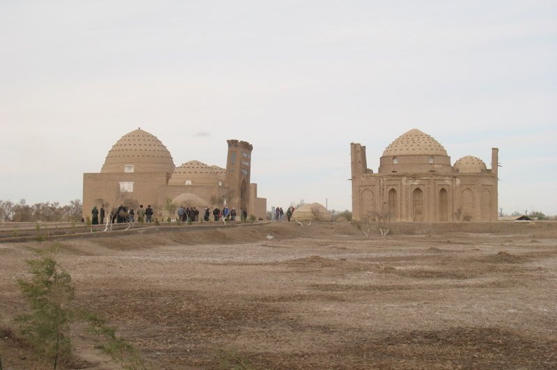 Nejameddin Kubra Mausoleum links en het Sultan Ali Mausoleum. (Foto: CC/Flickr.com | Martijn.Munneke)