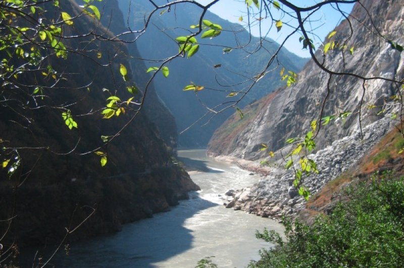 Tiger Leaping Gorge - Jinsha River and tree. (Foto: CC/Flickr.com | China International Travel CA, Inc.)