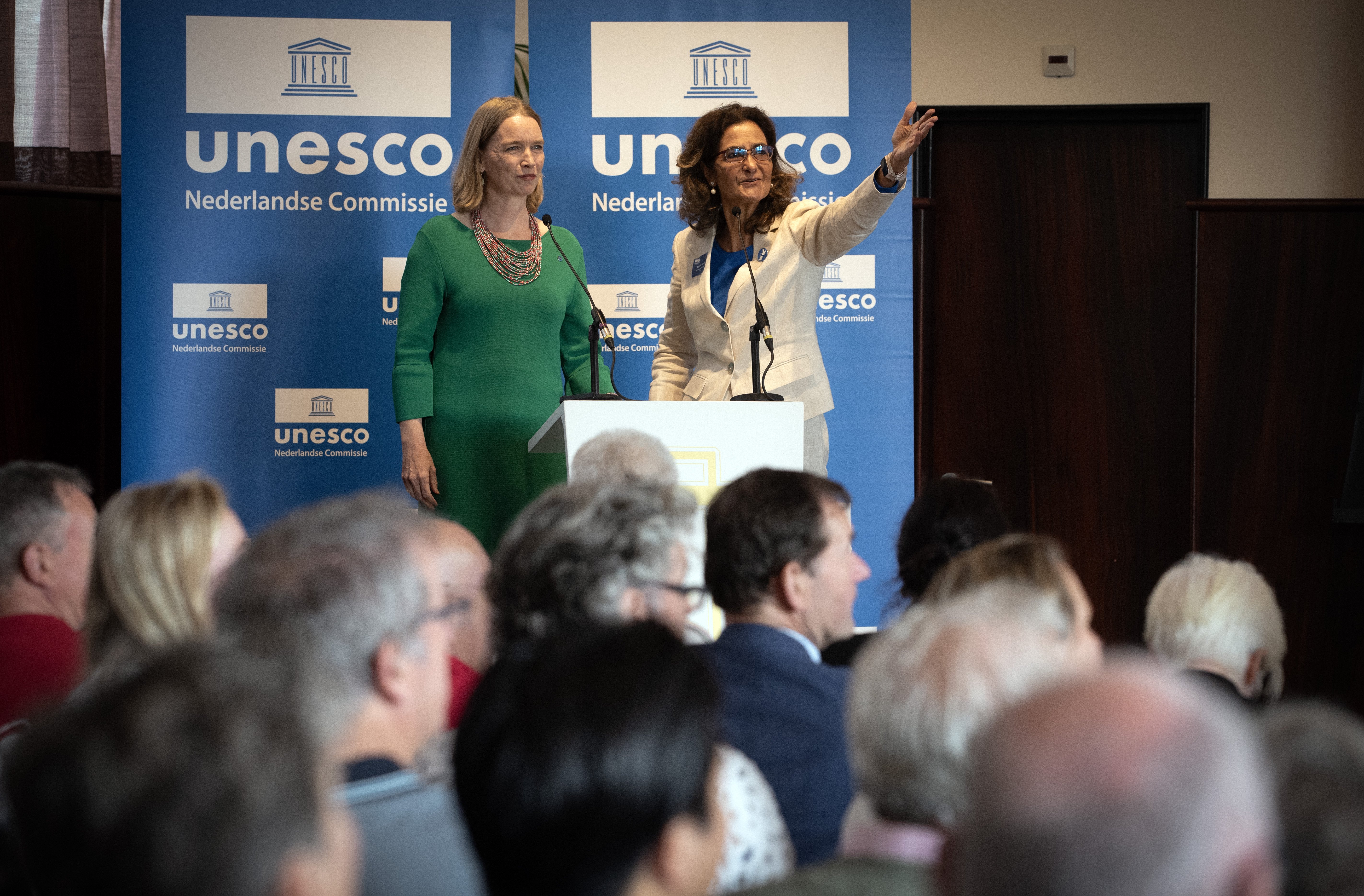 Marielies Schelhaas, secretaris-directeur, en Kathleen Ferrier, voorzitter van de Unesco Commissie, openen de familiedag 2024. 