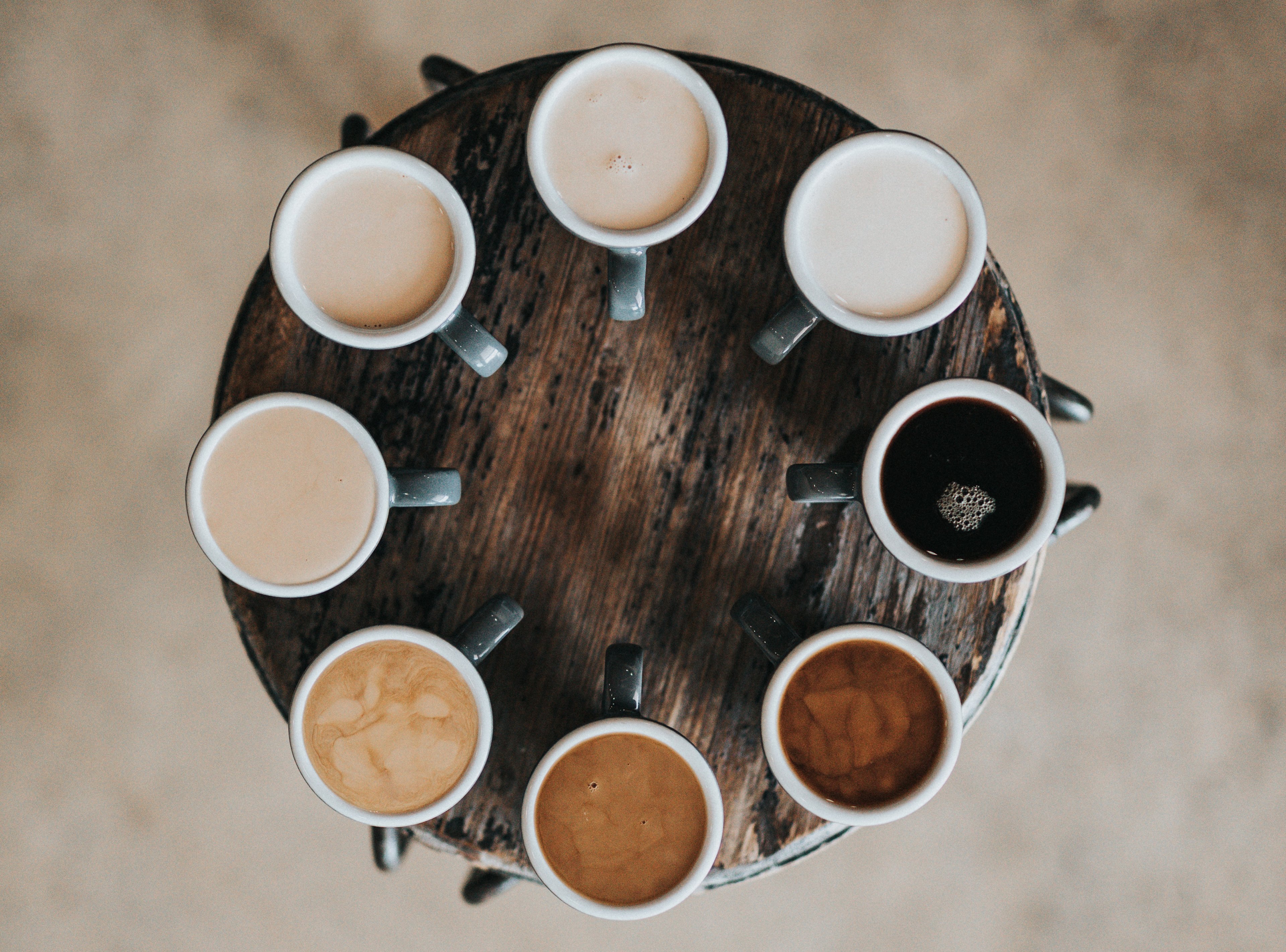 Foto toont diversiteit aan de hand van acht verschillende koffievarianten van zwarte koffie naar koffie met veel melk.