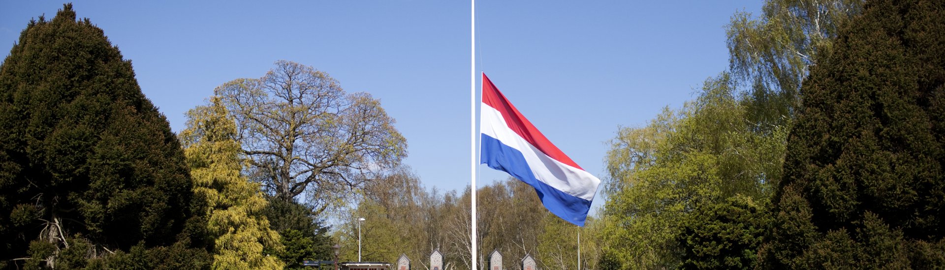 Op 4 mei hangt de vlag halfstok op begraafplaats De Nieuwe Ooster in Amsterdam vanwege de Nationale Dodenherdenking. (Foto: Dirk-Jan Visser | CC/Flickr.com/4 en 5 mei Amsterdam)