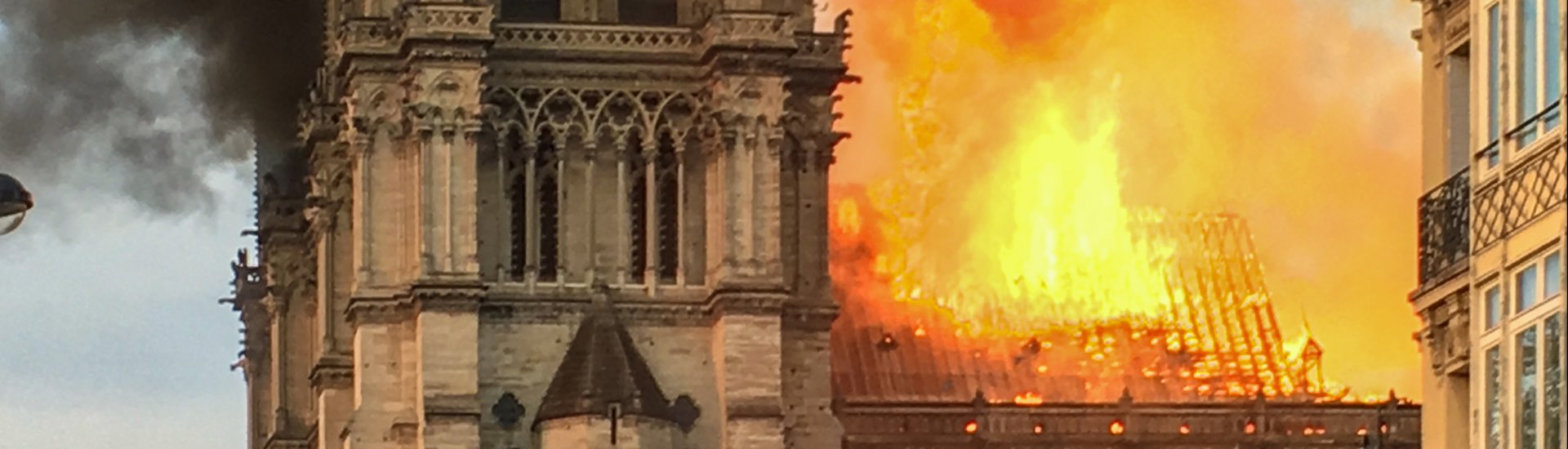 De Notre-Dame in Parijs staat in brand (15 april 2019). 