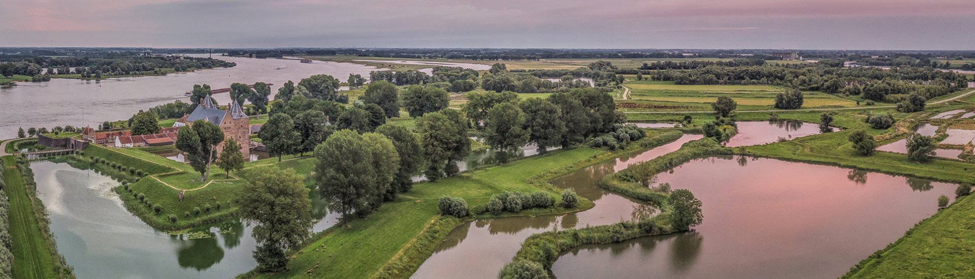 Slot Loevestein maakt deel uit van de Nieuwe Hollandse Waterlinie