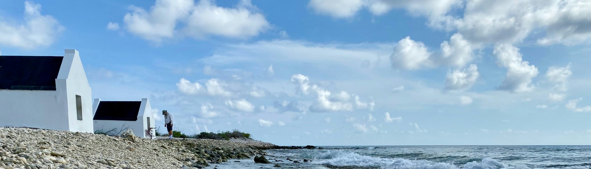 Huisjes van slaafgemaakten aan het strand van Bonaire.