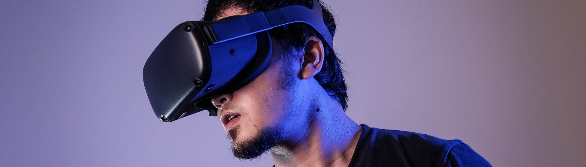 Een man draagt een virtual reality bril.