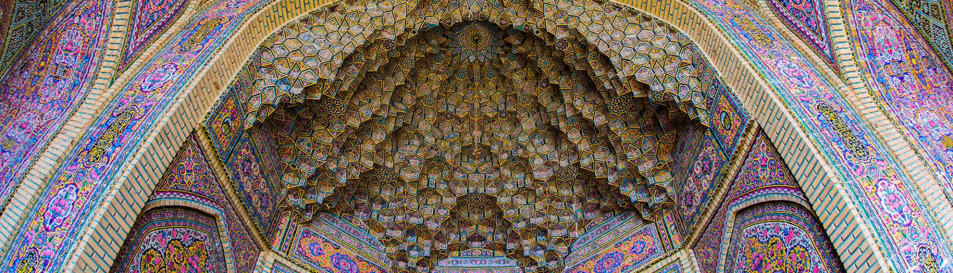 De toegangspoort van de Nasirolmolk moskee in Shiraz, Iran. (Foto: Unsplash.com | Steven Su)