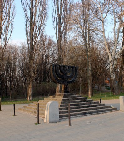 Het monument uit 1991 in de vorm van een menora opgericht ter nagedachtenis aan de omgekomen Joden in Babyn Jar.