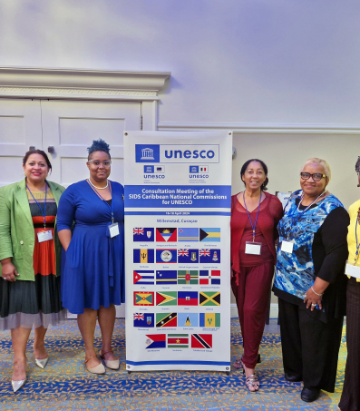 Vlnr: Richenel Ansano (Curaçao), Marushka Trom (Aruba), Sharia Balfour (Saba), Liliane de Geus (Bonaire), Marva Brown (Curaçao), Shermina Powell-Richardson (Sint Maarten)