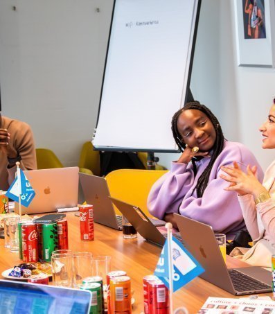 Martin van Engel, Munganyende Christelle en Amira al Rawi in een van de expertmeetings over 'hedendaagse diasporische stadscultuur'.
