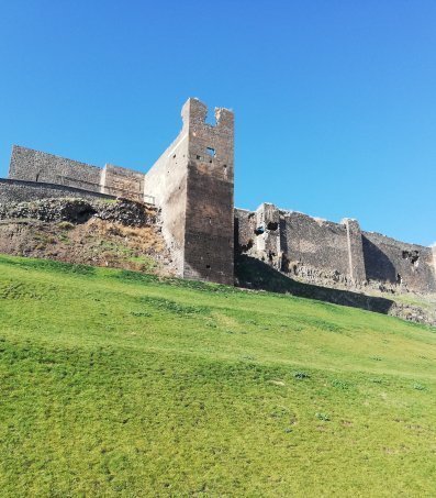 De muren rond Diyarbakır.