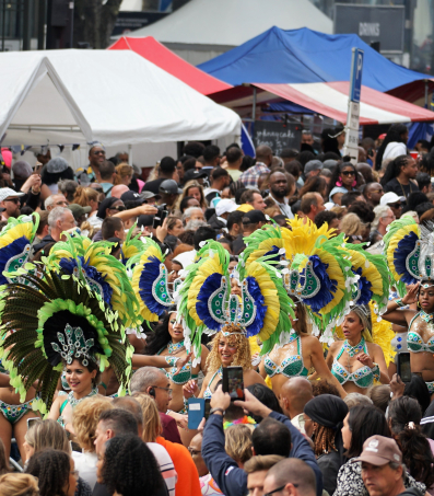Het Zomercarnaval van Rotterdam brengt mensen samen. Dit door Unesco erkende immateriële erfgoed trekt jaarlijks ongeveer een half miljoen bezoekers. (Foto: Ramon Tawjoeram)