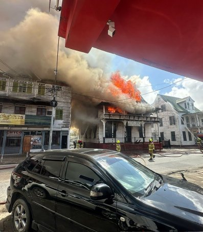 Brand in de historische binnenstad van Paramaribo, Unesco werelderfgoed sinds 2002. Vijf panden zijn verloren gegaan. (Foto: privébezit)