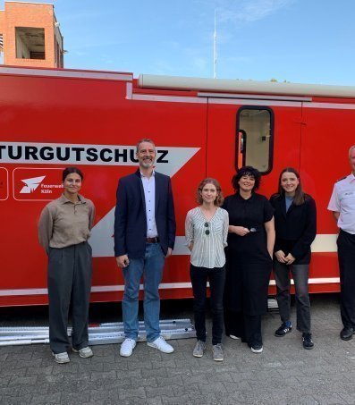 Vertegenwoordigers van Blue Shield Nederland en van de Nederlandse Unesco Commissie op bezoek in Keulen om de culturele noodhulpambulance te bekijken.