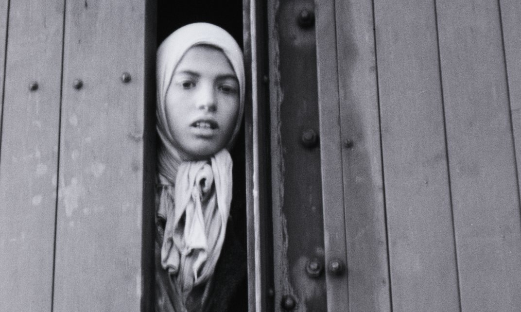 Het Sinti-meisje Settela Steinbach kijkt naar buiten vanuit de trein die haar naar Auschwitz zal brengen (still uit de Westerborkfilm).
