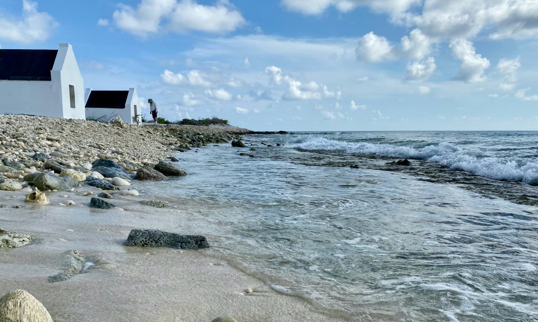 Huisjes van slaafgemaakten aan het strand van Bonaire.