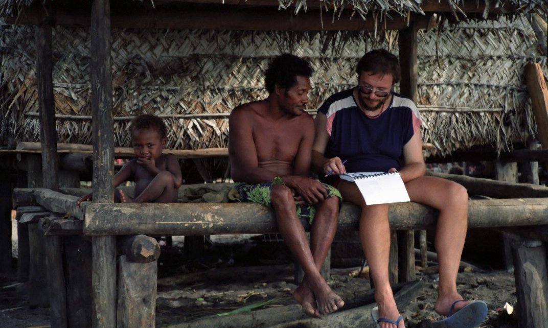 Onderzoeker Gunter Senft (r) is in gesprek met een spreker van de Kilivila-taal, tijdens zijn onderzoek op de Kiriwina-eilanden in Papoea-Nieuw-Guinea. (Foto: Stephen Levinson)