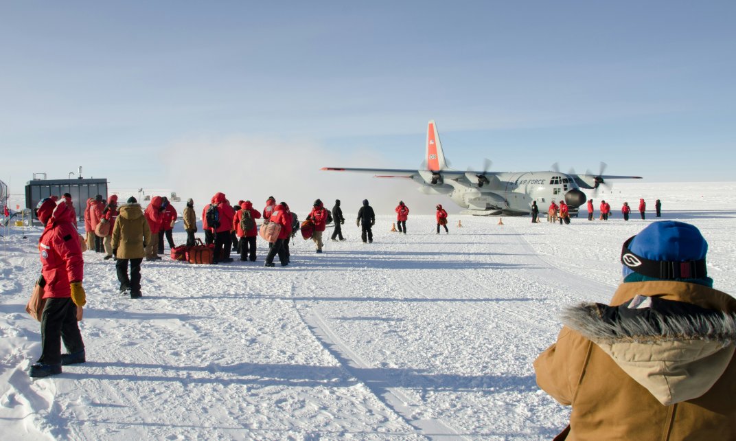 Wetenschappers arriveren op Antarctica om daar onderzoek te gaan doen.