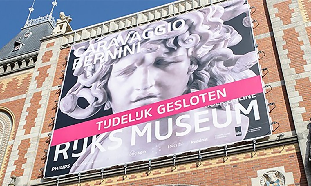 Het Rijksmuseum in Amsterdam, met een bord dat meldt dat het museum is gesloten. (Foto: Unesco.org)