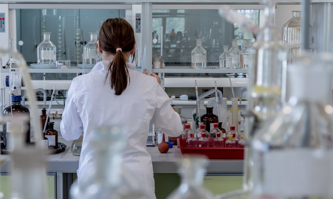 Een wetenschapper aan het werk in een laboratorium. (Foto: Pixabay | Jarmoluk)