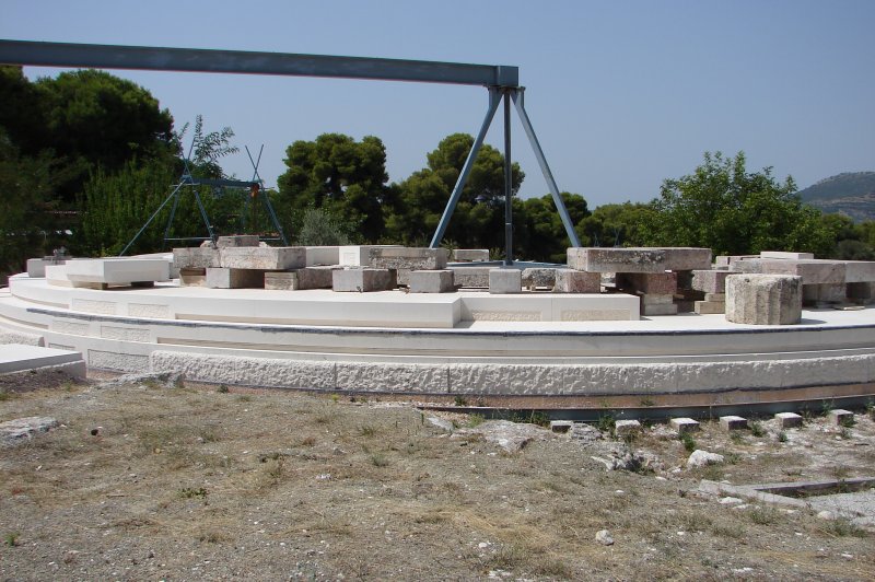 Tholos, Sanctuary of Asklepios at Epidauros, Reconstruction in Progress. (Foto: CC/Flickr.com | Richard Pianka)